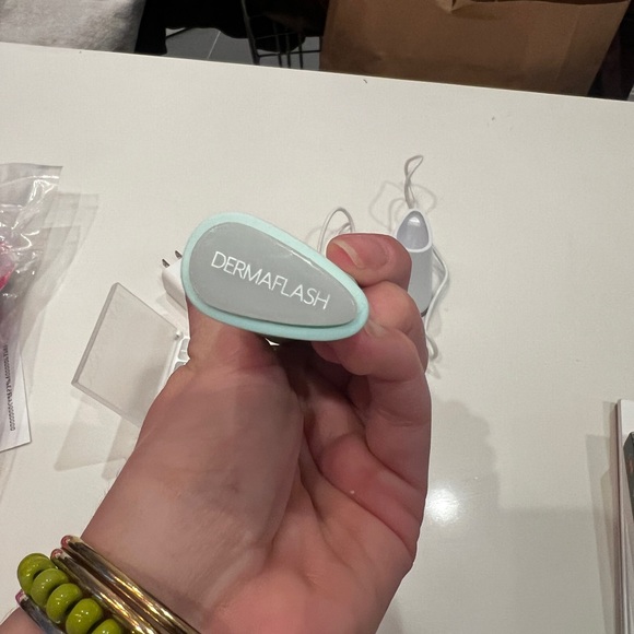 DermaFlash Face Razor - Picture 3 of 4